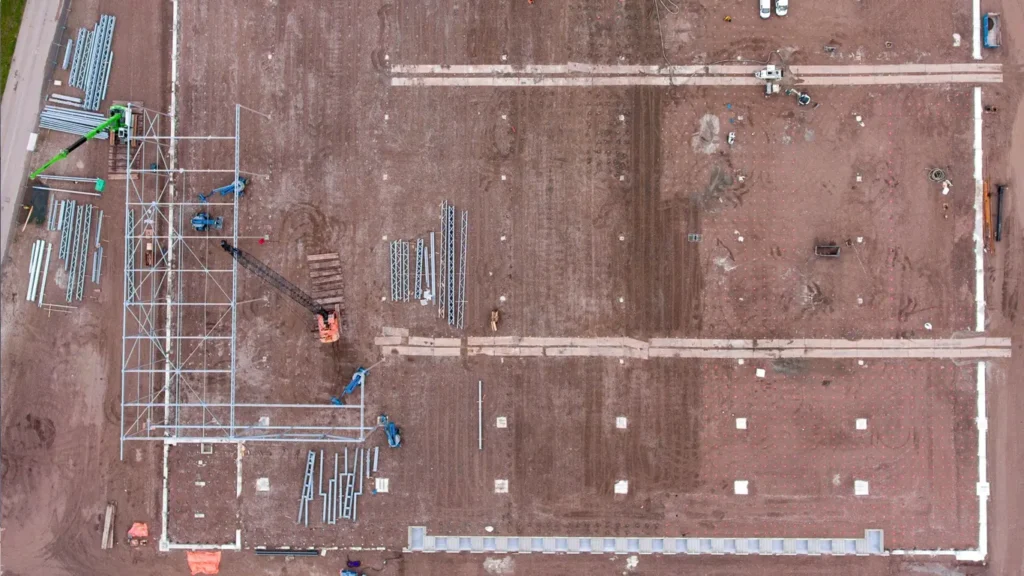 Immagine zenitale da drone di un cantiere nelle prime fasi di costruzione