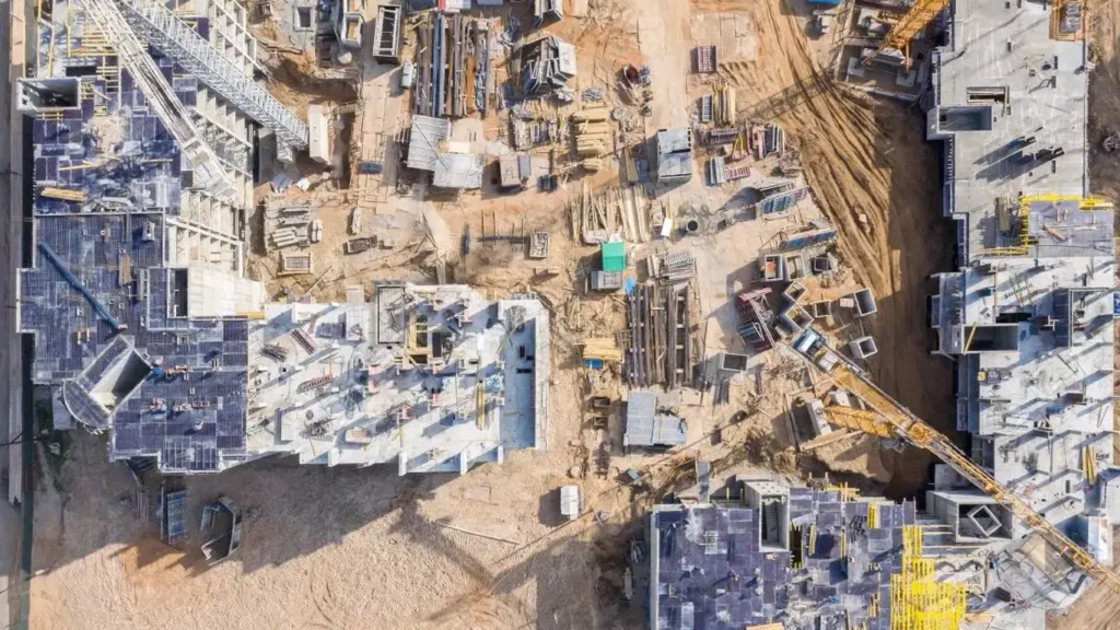 Immagine zenitale da drone di un cantiere