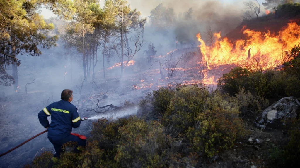 Pompiere a Rodi nell'incendio del 2023